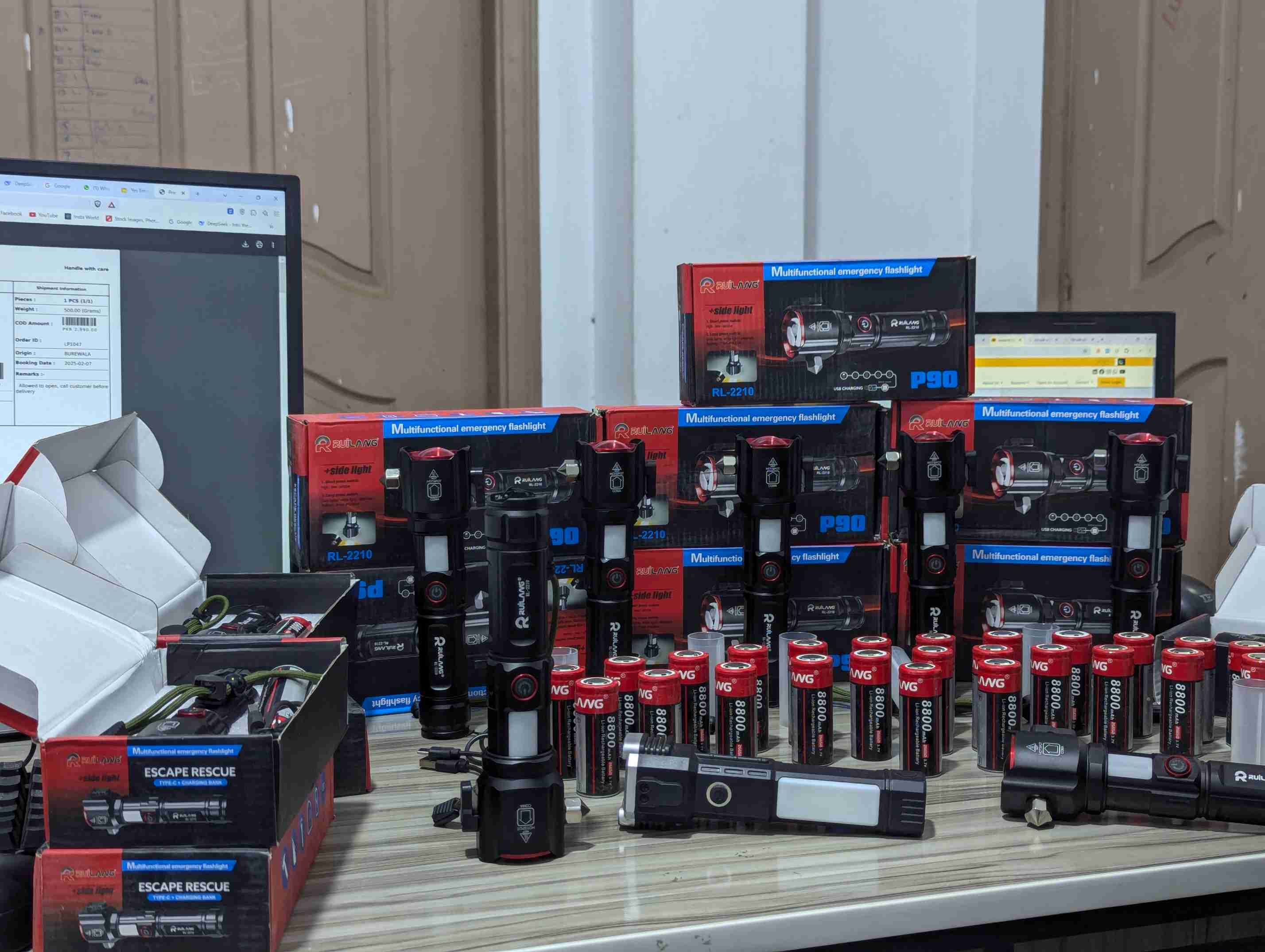 (Original RL 2210) Super Powerful 8-in-1 Emergency Flashlight & Charging Bank | 1km Range With One Extra Cell🔥